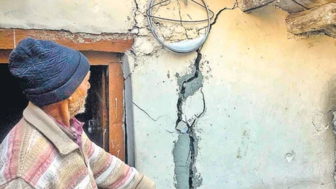 Uttarakhand: జోషిమఠ్లోనే కాదు.. కర్ణప్రయాగ్ నగరంలోనూ ఇళ్లకు పగుళ్లు.. భయంగుప్పిట్లో ప్రజలు Uttarakhand: జోషిమఠ్లోనే కాదు.. కర్ణప్రయాగ్ నగరంలోనూ ఇళ్లకు పగుళ్లు.. భయంగుప్పిట్లో ప్రజలు