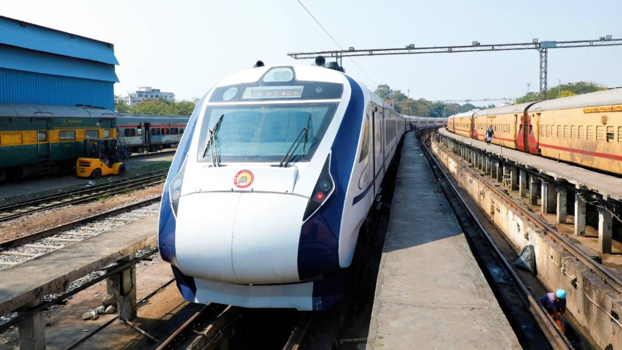 Vande Bharat Express: ఆదివారం మినహా మిగతా రోజుల్లో అందుబాటులో.. తెలుగు రాష్ట్రాల్లో వందే భారత్ రైలు టైమింగ్స్ ఇవే.. Vande Bharat Express: ఆదివారం మినహా మిగతా రోజుల్లో అందుబాటులో.. తెలుగు రాష్ట్రాల్లో వందే భారత్ రైలు టైమింగ్స్ ఇవే..