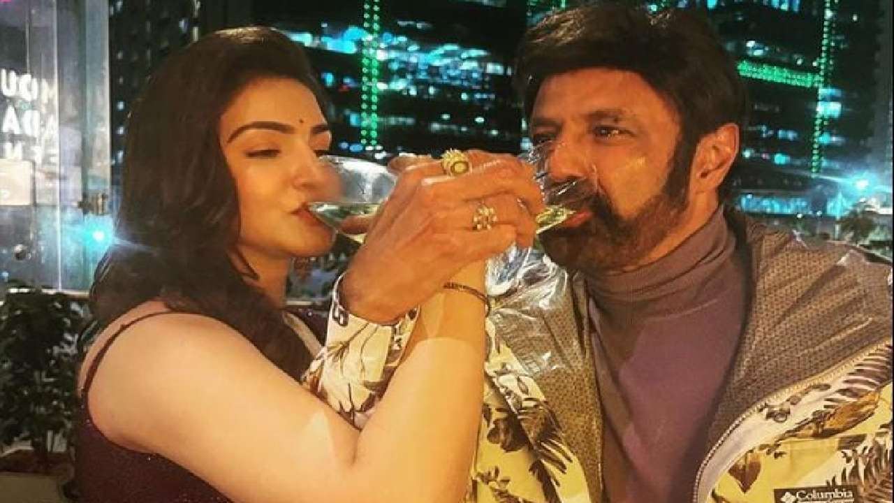 Veera Simha Reddy : హనీ రోజ్తో సిప్ వేస్తున్న బాలయ్య.. వైరల్ అవుతున్న ఫోటో! Veera Simha Reddy : హనీ రోజ్తో సిప్ వేస్తున్న బాలయ్య.. వైరల్ అవుతున్న ఫోటో!