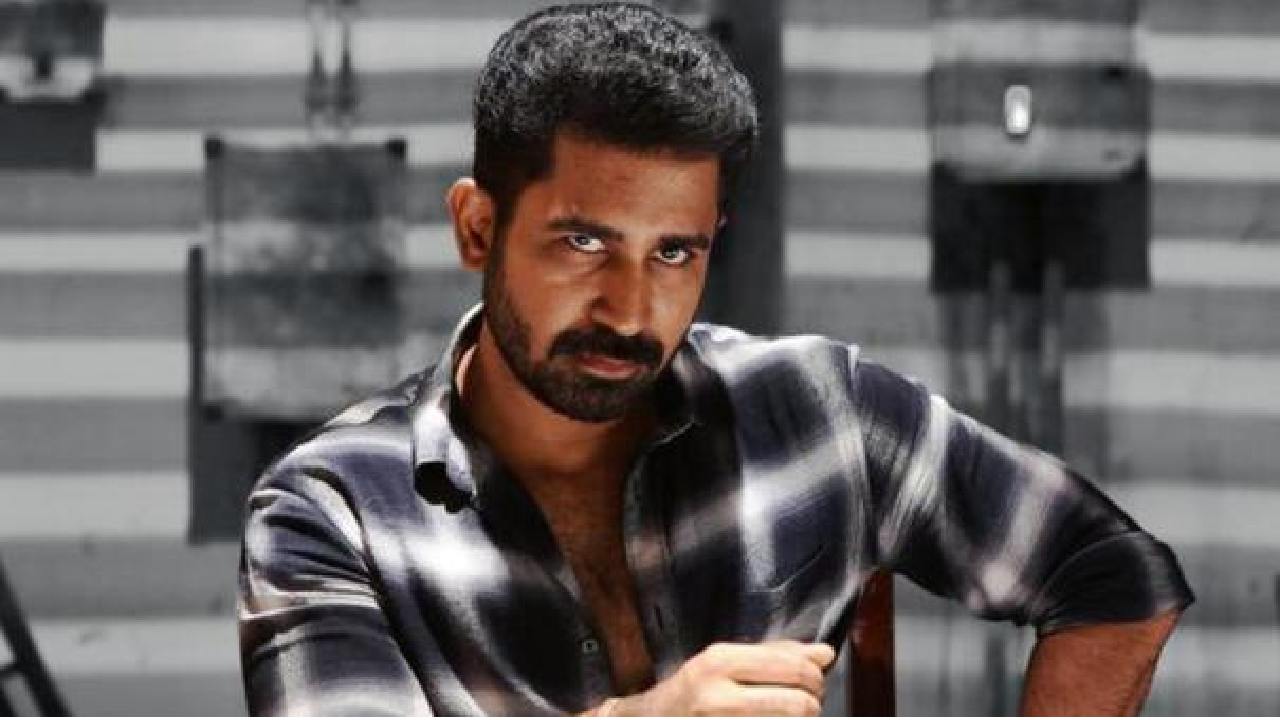 Vijay Antony : మలేషియా చేరుకున్న విజయ్ ఆంటోనీ కుటుంబ సభ్యులు.. పరిస్థితి విషమం? Vijay Antony : మలేషియా చేరుకున్న విజయ్ ఆంటోనీ కుటుంబ సభ్యులు.. పరిస్థితి విషమం?
