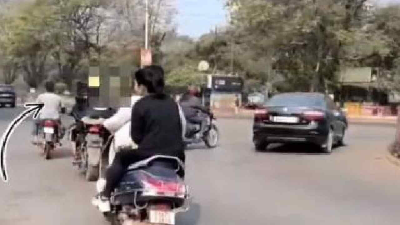 Viral Video: బైక్పై విచ్చలవిడిగా ప్రవర్తించిన జంట.. పోలీసులు ఏం చేశారంటే Viral Video: బైక్పై విచ్చలవిడిగా ప్రవర్తించిన జంట.. పోలీసులు ఏం చేశారంటే