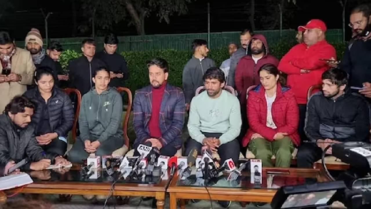 Wrestlers Protest: తాత్కాలికంగా నిరసన విరమించిన రెజ్లర్లు.. కేంద్ర క్రీడా మంత్రితో చర్చలు అనంతరం నిర్ణయం .. Wrestlers Protest: తాత్కాలికంగా నిరసన విరమించిన రెజ్లర్లు.. కేంద్ర క్రీడా మంత్రితో చర్చలు అనంతరం నిర్ణయం ..