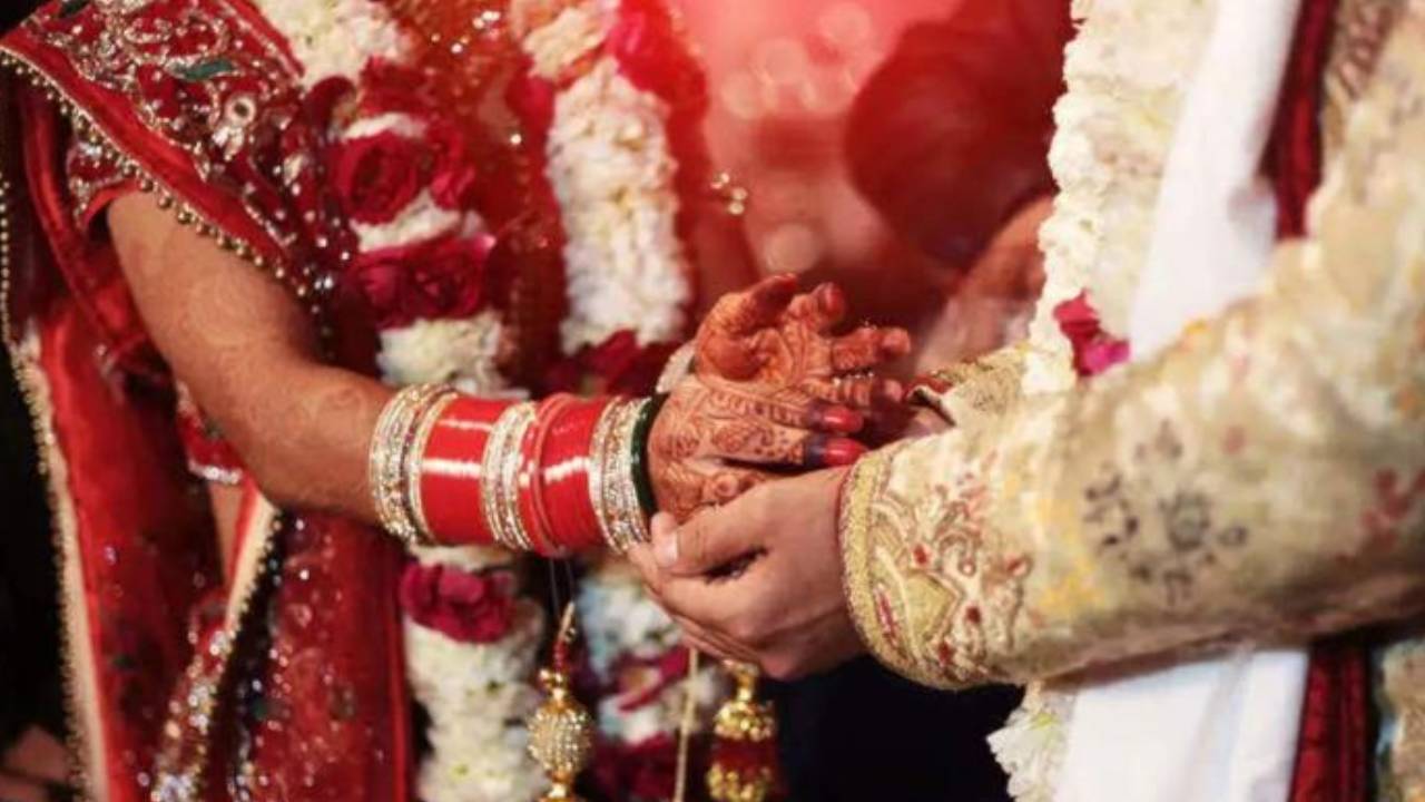 Uttar Pradesh : రూ.2,100 లెక్కించలేక పోయిన వరుడు.. కోపంతో వధువు కీలక నిర్ణయం.. Uttar Pradesh : రూ.2,100 లెక్కించలేక పోయిన వరుడు.. కోపంతో వధువు కీలక నిర్ణయం..
