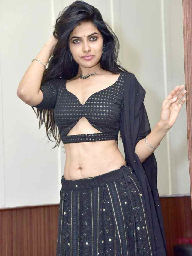 >బ్లాక్ డ్రెస్‌లో దివి హొయలు!