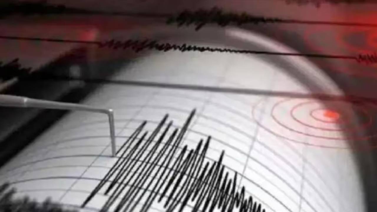 Earthquake in Delhi: ఢిల్లీలో భూకంపం.. రిక్టర్ స్కేలుపై 5.8గా నమోదు Earthquake in Delhi: ఢిల్లీలో భూకంపం.. రిక్టర్ స్కేలుపై 5.8గా నమోదు