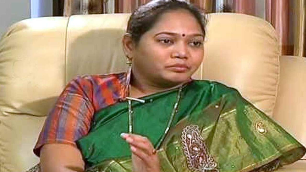 Andra pradesh : నా భర్త పార్టీ మారితే నేను కూడా నేను కూడా మారాల్సిందే : మాజీ హోంమంత్రి సుచరిత Andra pradesh : నా భర్త పార్టీ మారితే నేను కూడా నేను కూడా మారాల్సిందే : మాజీ హోంమంత్రి సుచరిత