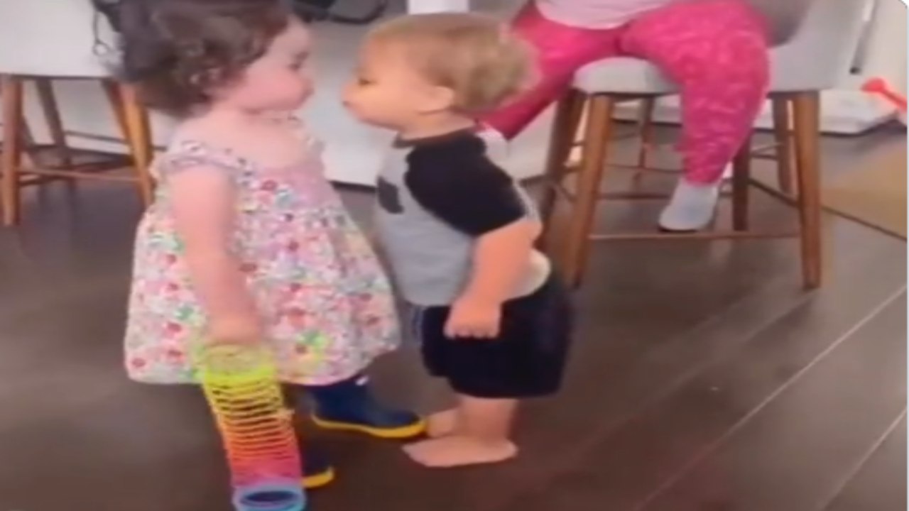Viral Video: ‘అతడికిది మొదటి ముద్దు అయ్యుంటుంది’.. అబ్బురపరుస్తున్న చిన్నారుల వీడియో Viral Video: ‘అతడికిది మొదటి ముద్దు అయ్యుంటుంది’.. అబ్బురపరుస్తున్న చిన్నారుల వీడియో
