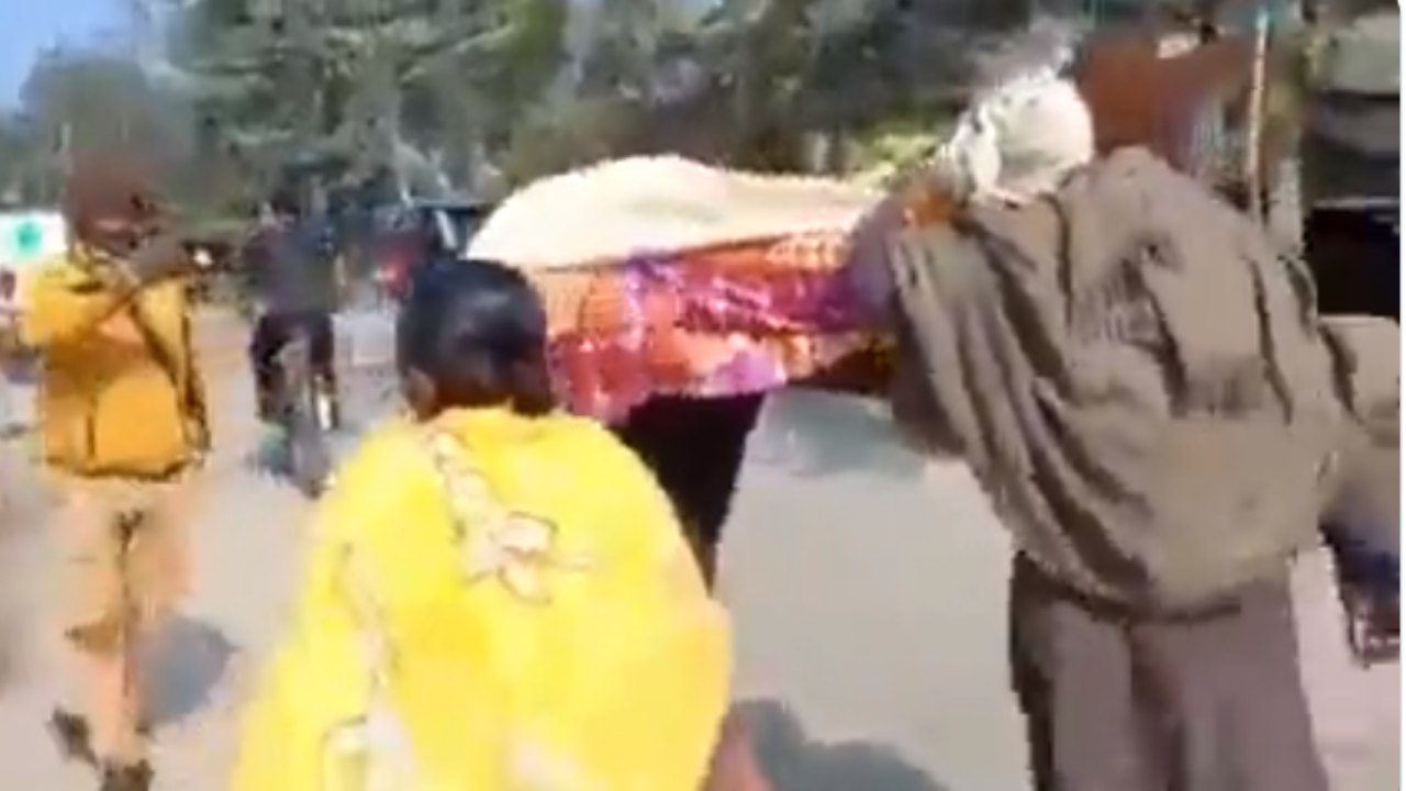 Viral Video: భార్య మృతదేహాన్ని భుజాన వేసుకుని వెళ్లిన వృద్ధుడు.. వీడియోలు తీశారుగానీ ఒక్కరూ సాయం చేయలేదు Viral Video: భార్య మృతదేహాన్ని భుజాన వేసుకుని వెళ్లిన వృద్ధుడు.. వీడియోలు తీశారుగానీ ఒక్కరూ సాయం చేయలేదు