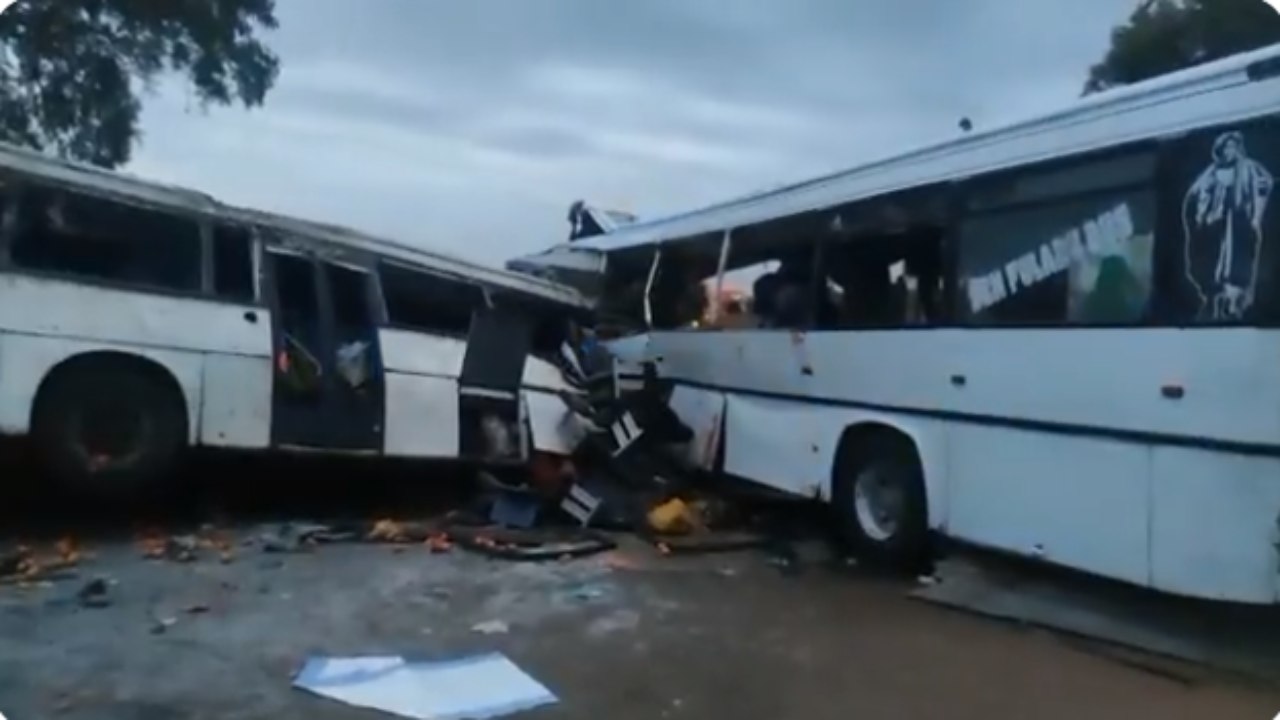Buses Collide Video: సెనెగల్ దేశంలో రెండు బస్సులు ఢీ.. 40 మంది మృతి.. 78 మందికి గాయాలు Buses Collide Video: సెనెగల్ దేశంలో రెండు బస్సులు ఢీ.. 40 మంది మృతి.. 78 మందికి గాయాలు