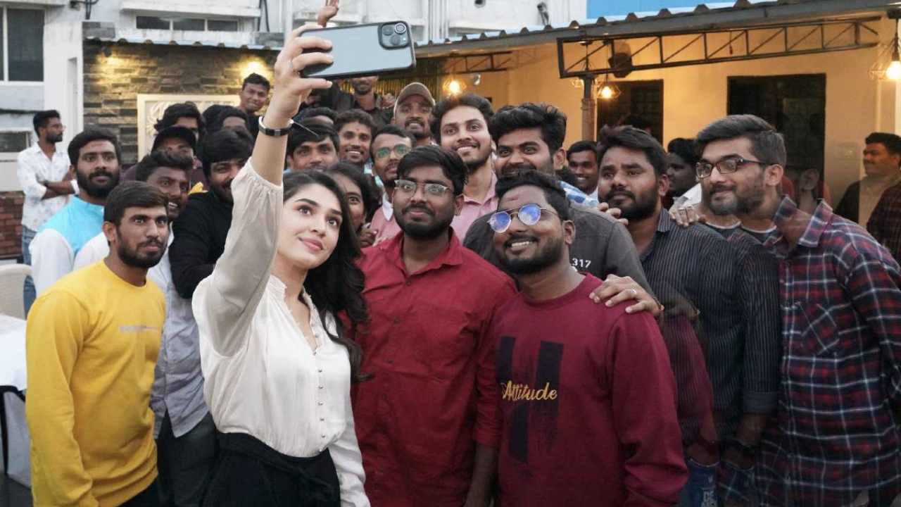 Krithi Shetty : సైలెంట్గా హైదరాబాద్లో ఫ్యాన్స్ మీట్ పెట్టిన కృతిశెట్టి.. వైరల్ అవుతున్న సెల్ఫీ.. Krithi Shetty : సైలెంట్గా హైదరాబాద్లో ఫ్యాన్స్ మీట్ పెట్టిన కృతిశెట్టి.. వైరల్ అవుతున్న సెల్ఫీ..