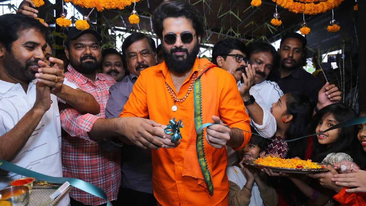 Nithiin : స్టార్ హీరో నితిన్ చేతుల మీదుగా మణికొండలో ‘బాబాయ్ హోటల్’ ప్రారంభం.. Nithiin : స్టార్ హీరో నితిన్ చేతుల మీదుగా మణికొండలో ‘బాబాయ్ హోటల్’ ప్రారంభం..