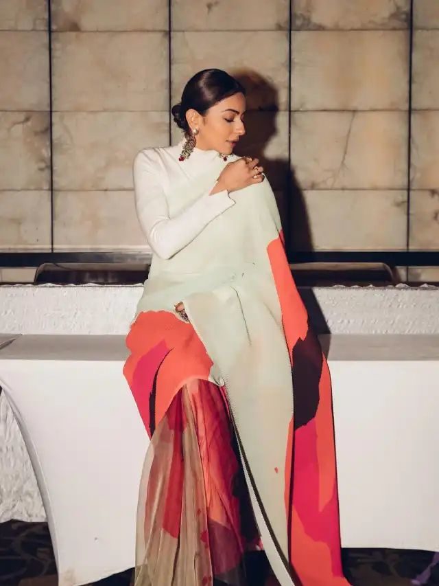 >స్వెట్టర్ శారీ చూశారా?? స్వెట్టర్ శారీతో రకుల్ ఫోజులు..