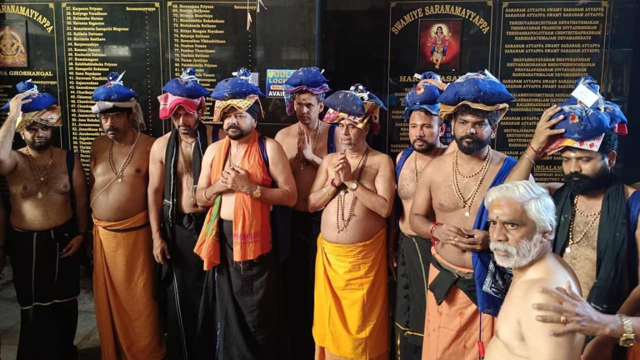 Tamil Stars : అయ్యప్పమాలలో శబరిమలకు బయలుదేరిన తమిళ స్టార్లు.. Tamil Stars : అయ్యప్పమాలలో శబరిమలకు బయలుదేరిన తమిళ స్టార్లు..