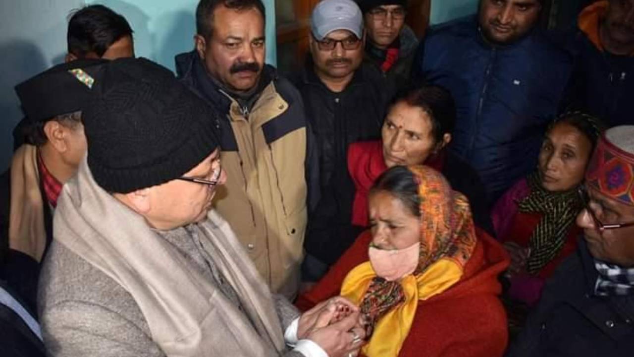 Uttarakhand: జోషిమఠ్లో వర్షం.. పెరిగిన ప్రమాద తీవ్రత.. నరసింహ ఆలయంలో సీఎం పూజలు Uttarakhand: జోషిమఠ్లో వర్షం.. పెరిగిన ప్రమాద తీవ్రత.. నరసింహ ఆలయంలో సీఎం పూజలు