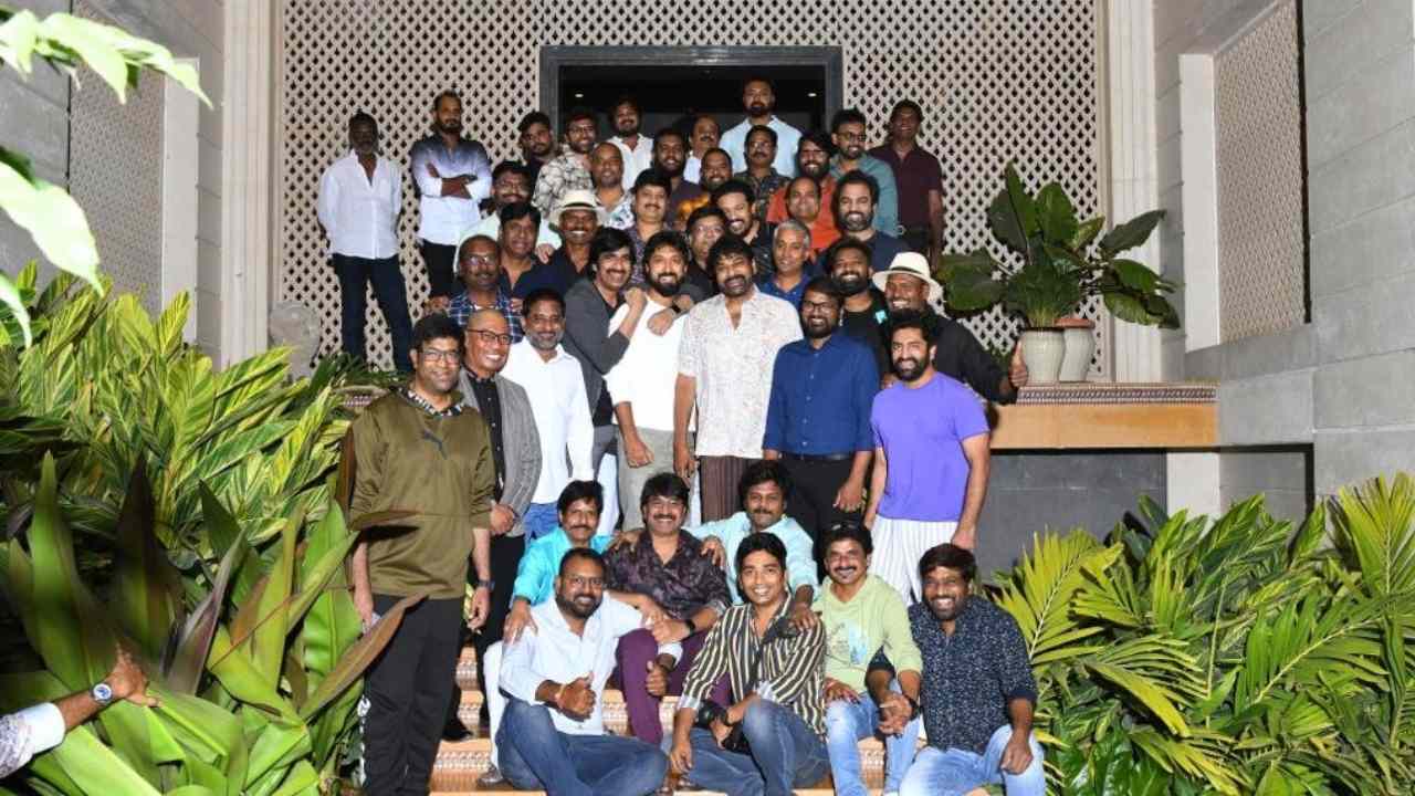 Chiranjeevi : వాల్తేరు వీరయ్య చిత్ర యూనిట్ కి స్పెషల్ న్యూ ఇయర్ పార్టీ ఇచ్చిన మెగాస్టార్.. Chiranjeevi : వాల్తేరు వీరయ్య చిత్ర యూనిట్ కి స్పెషల్ న్యూ ఇయర్ పార్టీ ఇచ్చిన మెగాస్టార్..