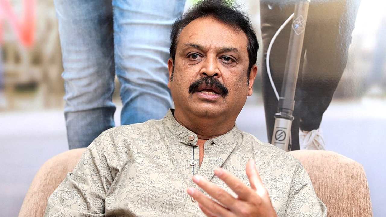 Actor Naresh : సినీ నటుడు నరేష్ ఇంటిపై దాడి.. కారు ధ్వంసం! Actor Naresh : సినీ నటుడు నరేష్ ఇంటిపై దాడి.. కారు ధ్వంసం!