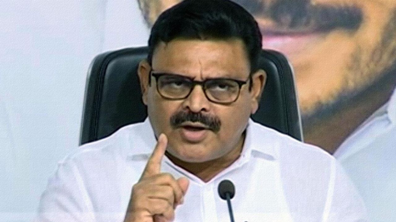 Andhra pradesh Three Capital : డౌటే లేదు..వైసీపీ విధానం మూడు రాజధానులే..ఇది పక్కా.. : అంబటి రాంబాబు Andhra pradesh Three Capital : డౌటే లేదు..వైసీపీ విధానం మూడు రాజధానులే..ఇది పక్కా.. : అంబటి రాంబాబు
