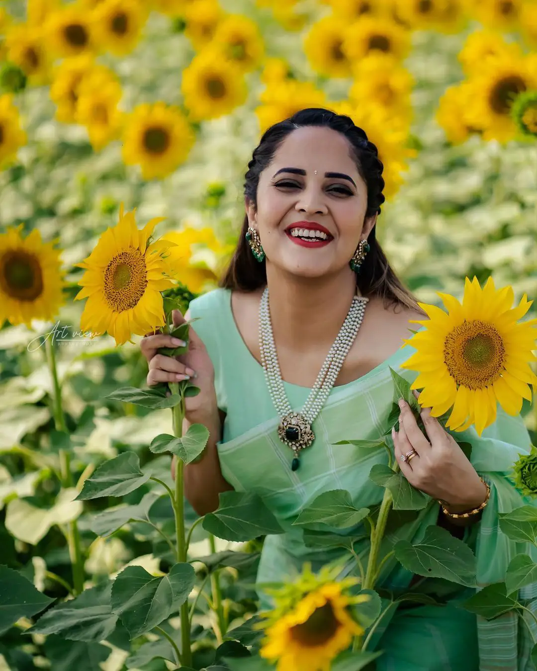 Anasuya enjoying in Sunflower Garden.. Source @Anasuya Instagram  