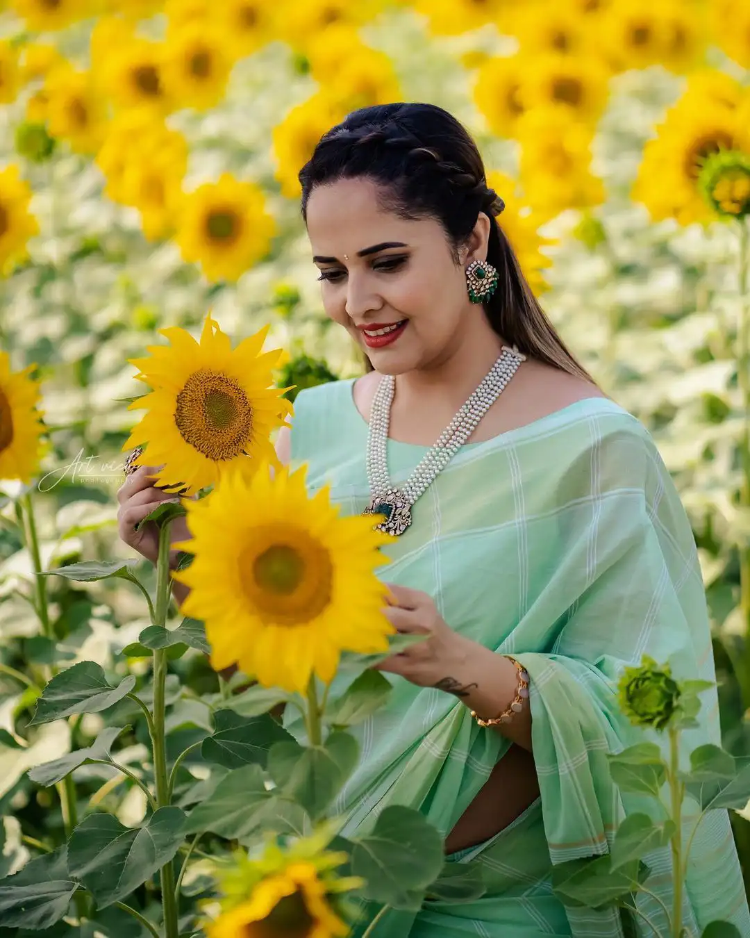 Anasuya enjoying in Sunflower Garden.. Source @Anasuya Instagram  