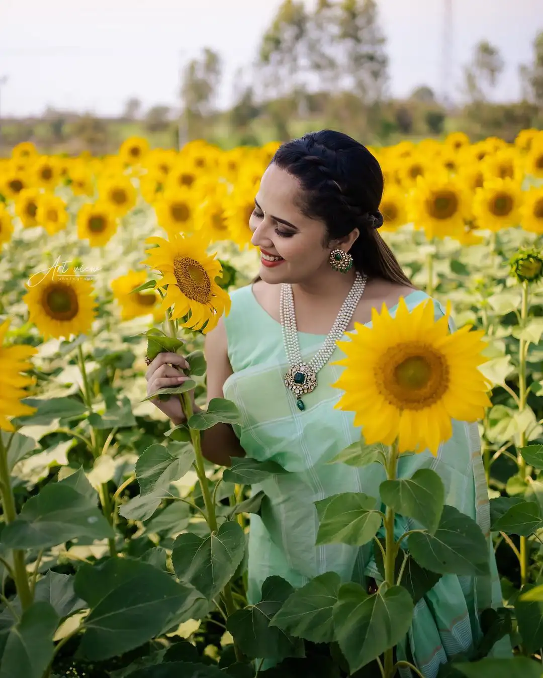 Anasuya enjoying in Sunflower Garden.. Source @Anasuya Instagram  