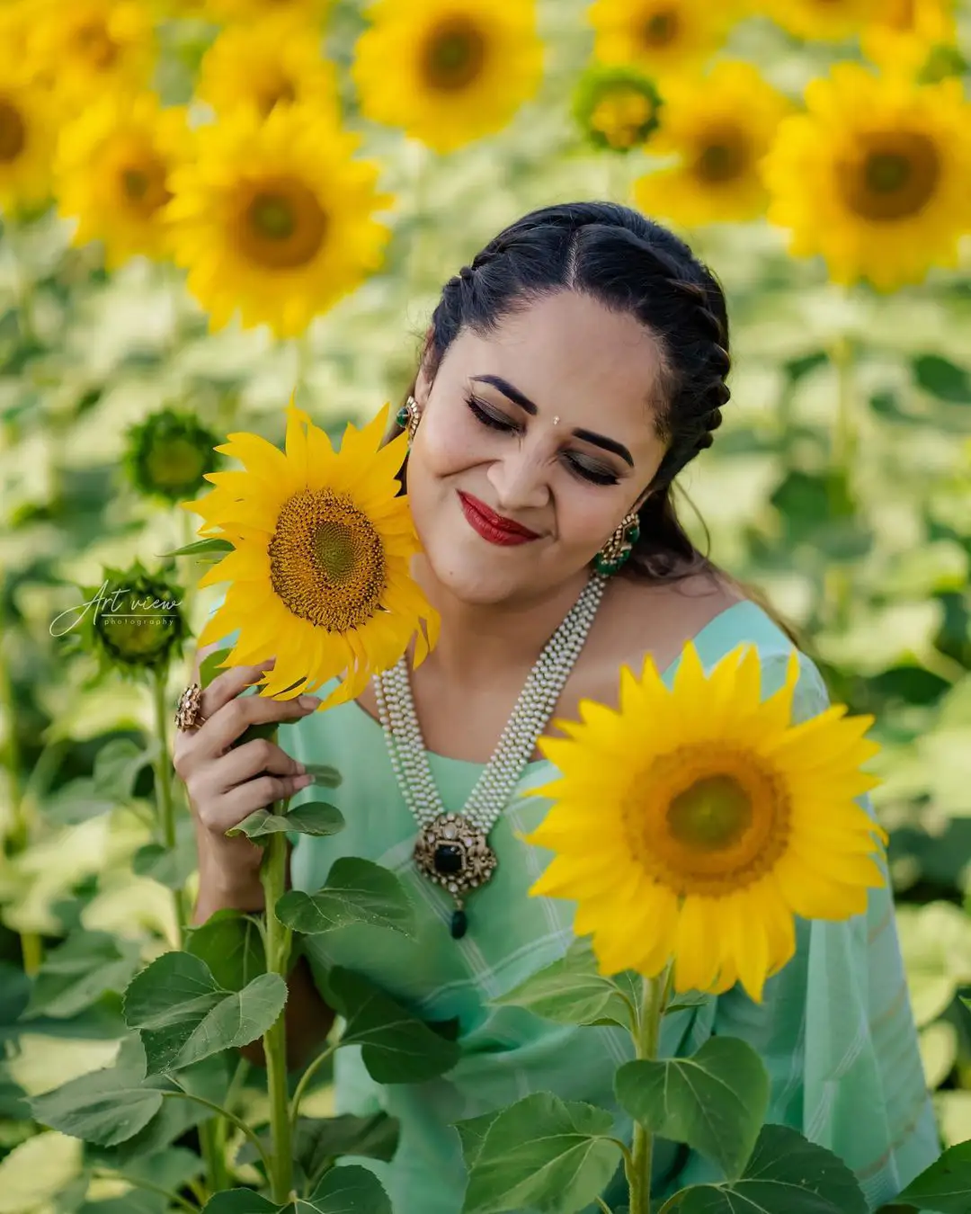 Anasuya enjoying in Sunflower Garden.. Source @Anasuya Instagram  