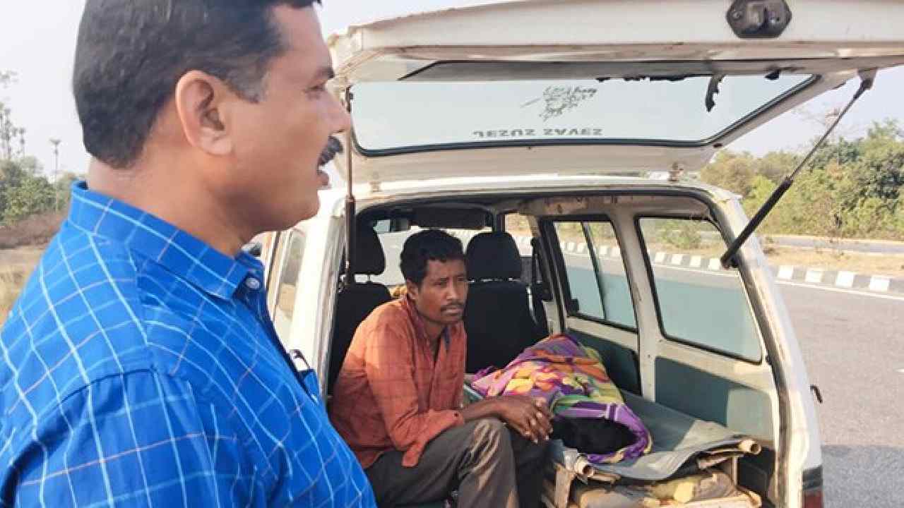 Andhra Pradesh: ఆటోకు డబ్బులు లేక భార్య మృతదేహాన్ని భుజంపై మోసిన భర్త… జనం ఏం చేశారంటే Andhra Pradesh: ఆటోకు డబ్బులు లేక భార్య మృతదేహాన్ని భుజంపై మోసిన భర్త… జనం ఏం చేశారంటే