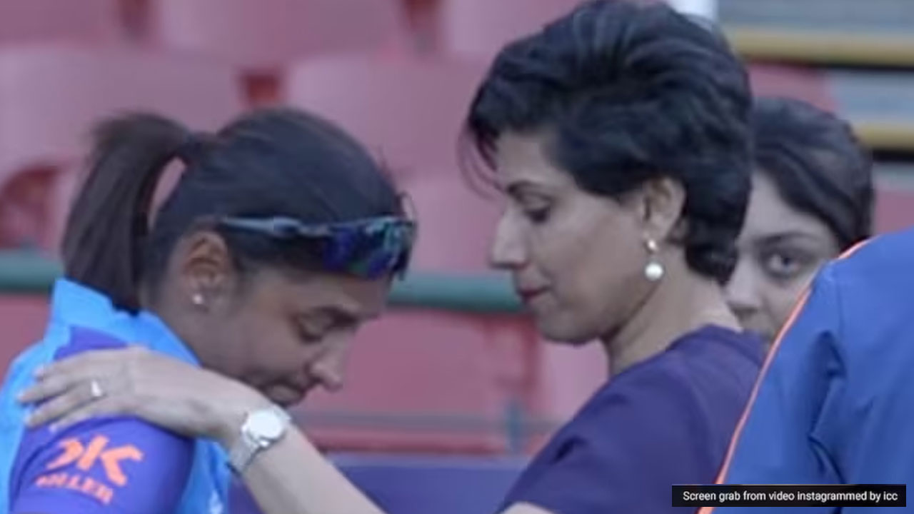 Harmanpreet Kaur Cries: ఓటమి బాధతో హర్మన్ప్రీత్ కన్నీటిపర్యంతం.. ఓదార్చిన మాజీ కెప్టెన్ Harmanpreet Kaur Cries: ఓటమి బాధతో హర్మన్ప్రీత్ కన్నీటిపర్యంతం.. ఓదార్చిన మాజీ కెప్టెన్