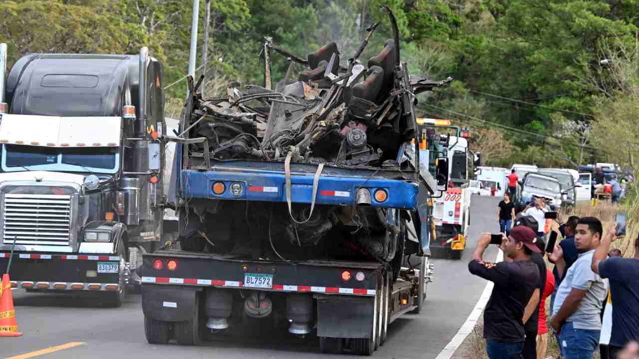Bus Accident: లోయలో పడిన వలసదారులతో వెళ్తున్న బస్సు.. 39మంది మృతి Bus Accident: లోయలో పడిన వలసదారులతో వెళ్తున్న బస్సు.. 39మంది మృతి