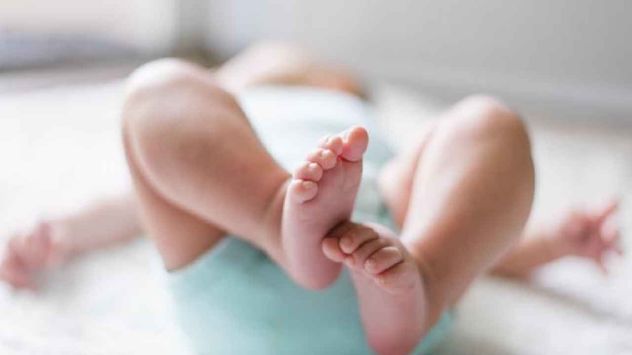 Baby Poked With Hot Rod : దారుణం.. వ్యాధి తగ్గిస్తామని 3నెలల పసికందుకి 51సార్లు వాతలు పెట్టిన మంత్రగాళ్లు Baby Poked With Hot Rod : దారుణం.. వ్యాధి తగ్గిస్తామని 3నెలల పసికందుకి 51సార్లు వాతలు పెట్టిన మంత్రగాళ్లు