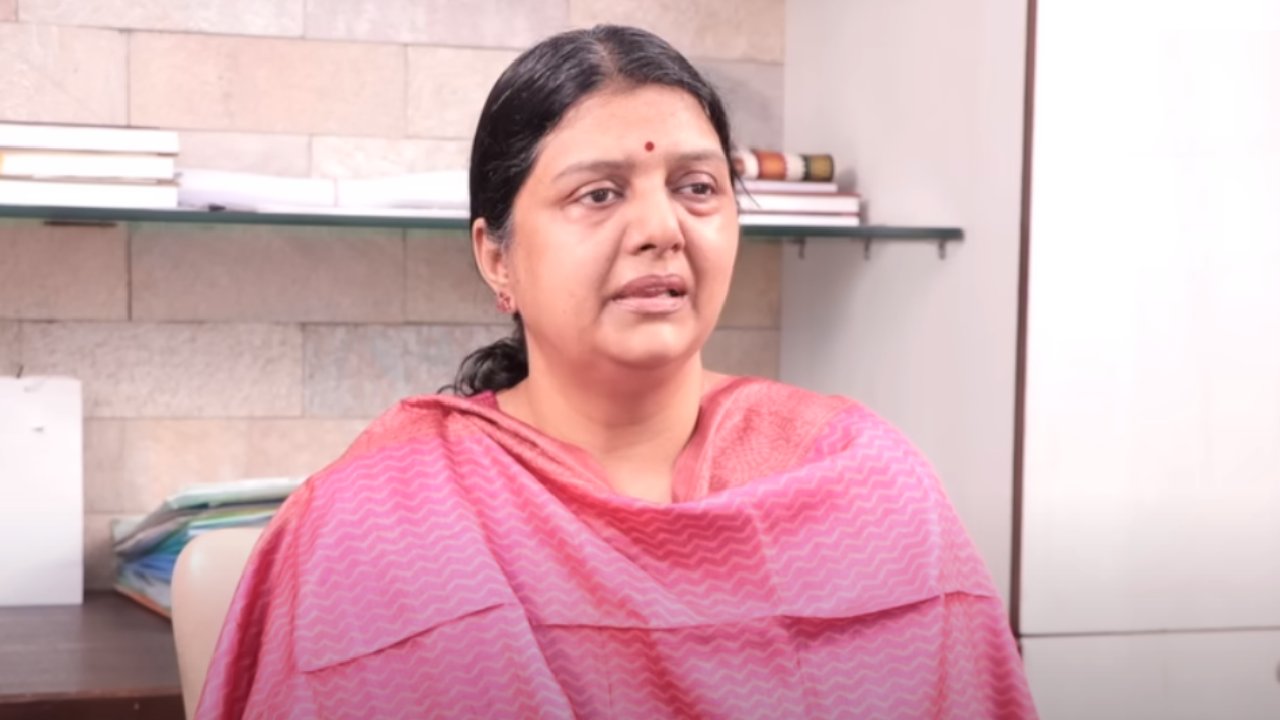 Bhanupriya : మెమరీ లాస్తో బాధపడుతున్న భానుప్రియ.. ఆమె ఇప్పుడు ఎలా ఉందో చూశారా? Bhanupriya : మెమరీ లాస్తో బాధపడుతున్న భానుప్రియ.. ఆమె ఇప్పుడు ఎలా ఉందో చూశారా?