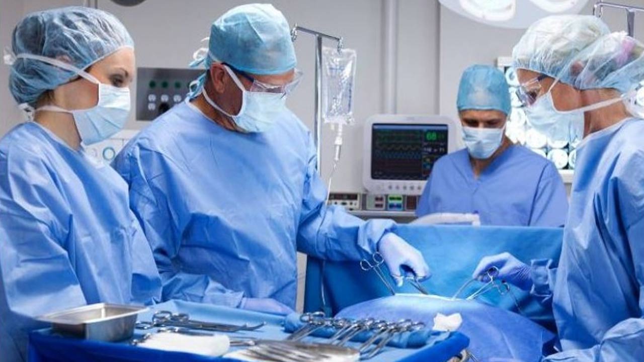 Interesting Facts : Why Doctors Wear Green Clothes While Performing Surgery, Do You Know Reason And Facts