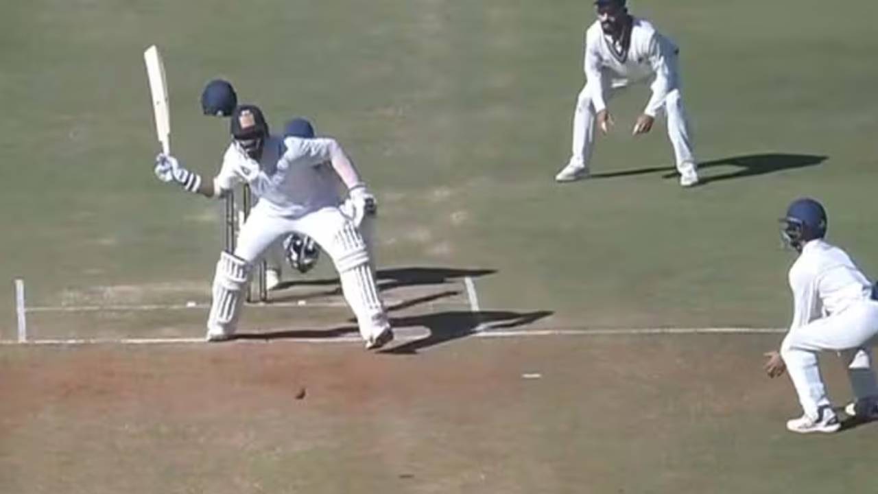 Hanuma Vihari Single Hand Batting : రివర్స్ స్వీప్ కాదు.. రివర్స్ స్లాప్; విహారి సింగిల్ హ్యాండ్ బ్యాటింగ్ డీకే కామెంట్ Hanuma Vihari Single Hand Batting : రివర్స్ స్వీప్ కాదు.. రివర్స్ స్లాప్; విహారి సింగిల్ హ్యాండ్ బ్యాటింగ్ డీకే కామెంట్