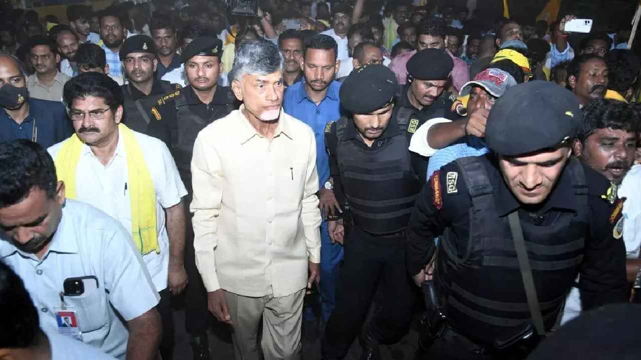 Case On Chandrababu : చంద్రబాబుపై కేసు నమోదు చేసి పోలీసులు.. డీఎస్పీ ఫిర్యాదుతో Case On Chandrababu : చంద్రబాబుపై కేసు నమోదు చేసి పోలీసులు.. డీఎస్పీ ఫిర్యాదుతో