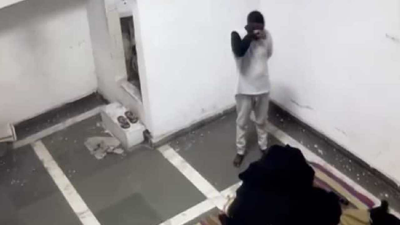 Caught On Camera: సుకేష్ జైలు గదిలో లగ్జరీ ఐటమ్స్.. జైల్లో కన్నీళ్లు పెట్టుకున్న సుకేష్.. వీడియో రిలీజ్ Caught On Camera: సుకేష్ జైలు గదిలో లగ్జరీ ఐటమ్స్.. జైల్లో కన్నీళ్లు పెట్టుకున్న సుకేష్.. వీడియో రిలీజ్