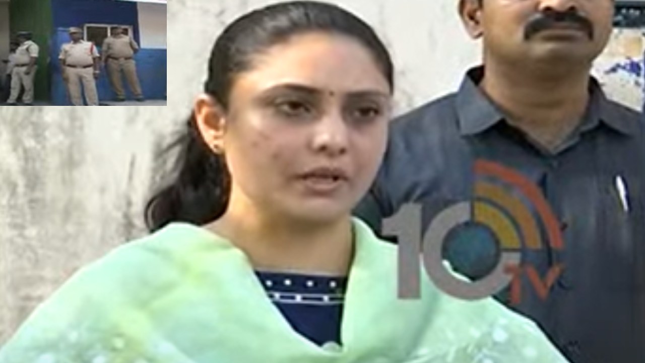 Police Stopped Chandana : డీజీపీ ఇంటికి బయల్దేరిన పట్టాభి భార్య చందనను అడ్డుకున్న పోలీసులు Police Stopped Chandana : డీజీపీ ఇంటికి బయల్దేరిన పట్టాభి భార్య చందనను అడ్డుకున్న పోలీసులు