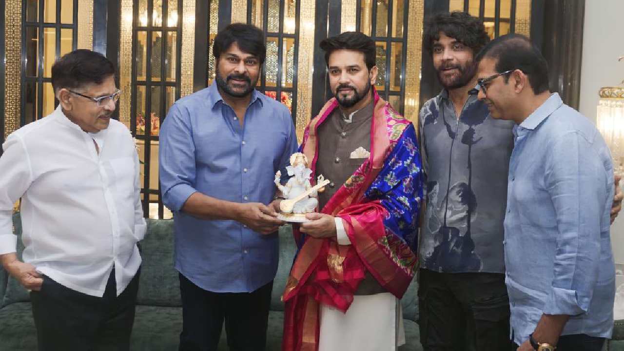 Chiranjeevi : కేంద్రమంత్రి అనురాగ్ ఠాకూర్తో చిరు, నాగ్ భేటీ.. సినీ పరిశ్రమలోని సమస్యలు పై చర్చ.. Chiranjeevi : కేంద్రమంత్రి అనురాగ్ ఠాకూర్తో చిరు, నాగ్ భేటీ.. సినీ పరిశ్రమలోని సమస్యలు పై చర్చ..