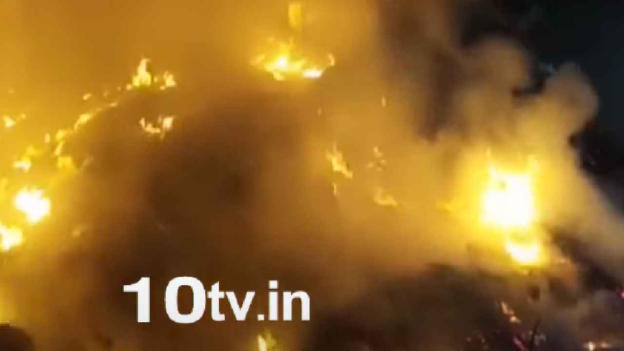 Fire Accident : హైదరాబాద్లో మళ్లీ మంటల కలకలం.. సికింద్రాబాద్ రైల్ నిలయం దగ్గర అగ్నిప్రమాదం Fire Accident : హైదరాబాద్లో మళ్లీ మంటల కలకలం.. సికింద్రాబాద్ రైల్ నిలయం దగ్గర అగ్నిప్రమాదం