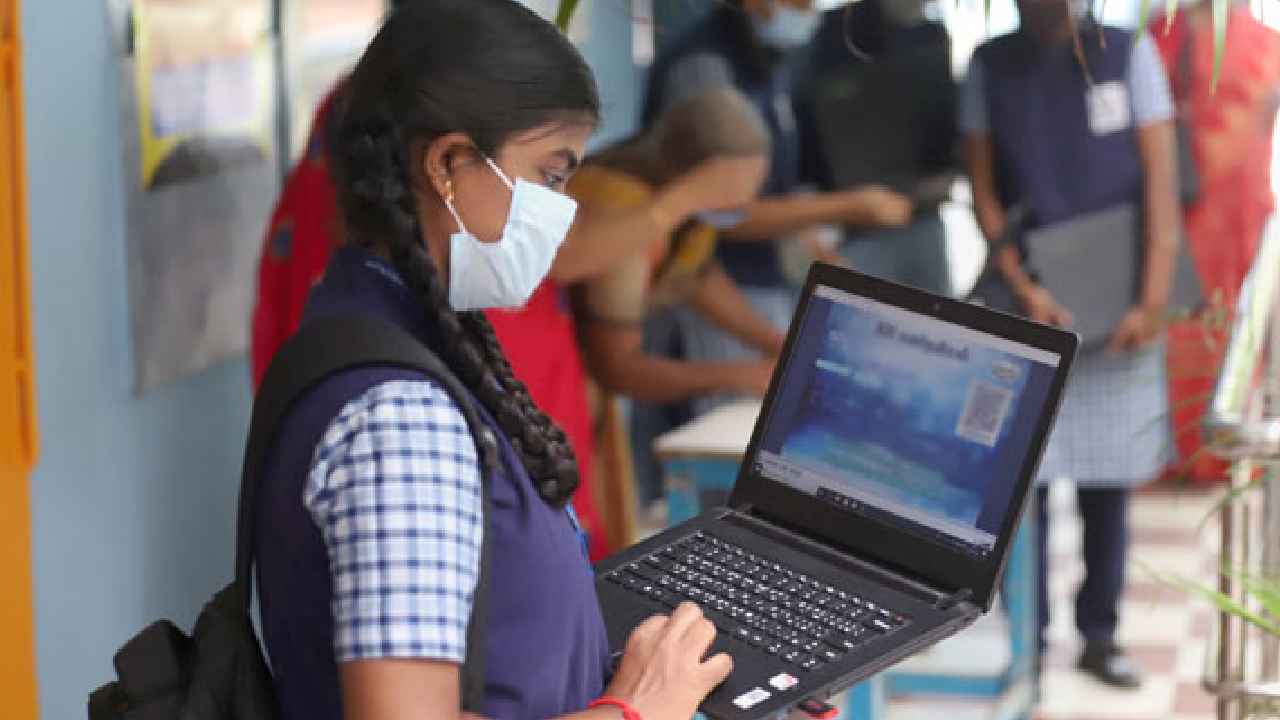 Free Laptops To Students : విద్యార్థులందరికీ ఉచితంగా ల్యాప్టాప్స్ ఇస్తున్న భారత ప్రభుత్వం..! కేంద్రం క్లారిటీ Free Laptops To Students : విద్యార్థులందరికీ ఉచితంగా ల్యాప్టాప్స్ ఇస్తున్న భారత ప్రభుత్వం..! కేంద్రం క్లారిటీ