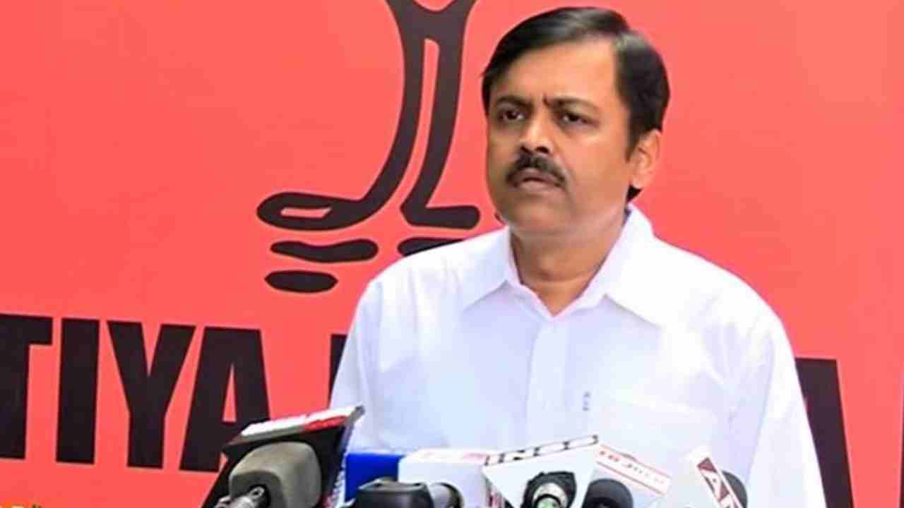 GVL Narasimha Rao: రాష్ట్రంలో రెండు కుటుంబాల పేర్లు తప్ప మిగిలినవారి పేర్లు కనిపించవా..? GVL Narasimha Rao: రాష్ట్రంలో రెండు కుటుంబాల పేర్లు తప్ప మిగిలినవారి పేర్లు కనిపించవా..?