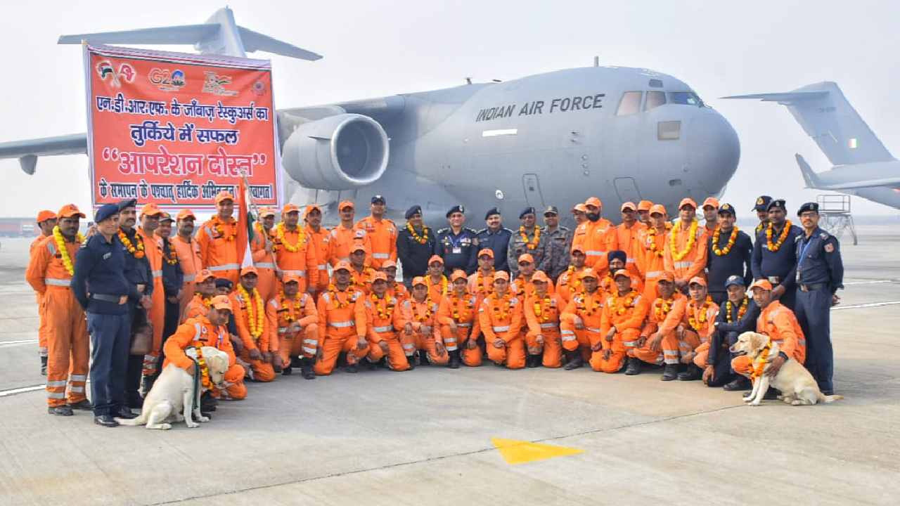 God Bless India: భారత్పై టర్కీ వాసుల ప్రశంసలు.. సహాయక సిబ్బందికి కృతజ్ఞతల వెల్లువ.. 46 వేలకు చేరిన మృతుల సంఖ్య God Bless India: భారత్పై టర్కీ వాసుల ప్రశంసలు.. సహాయక సిబ్బందికి కృతజ్ఞతల వెల్లువ.. 46 వేలకు చేరిన మృతుల సంఖ్య