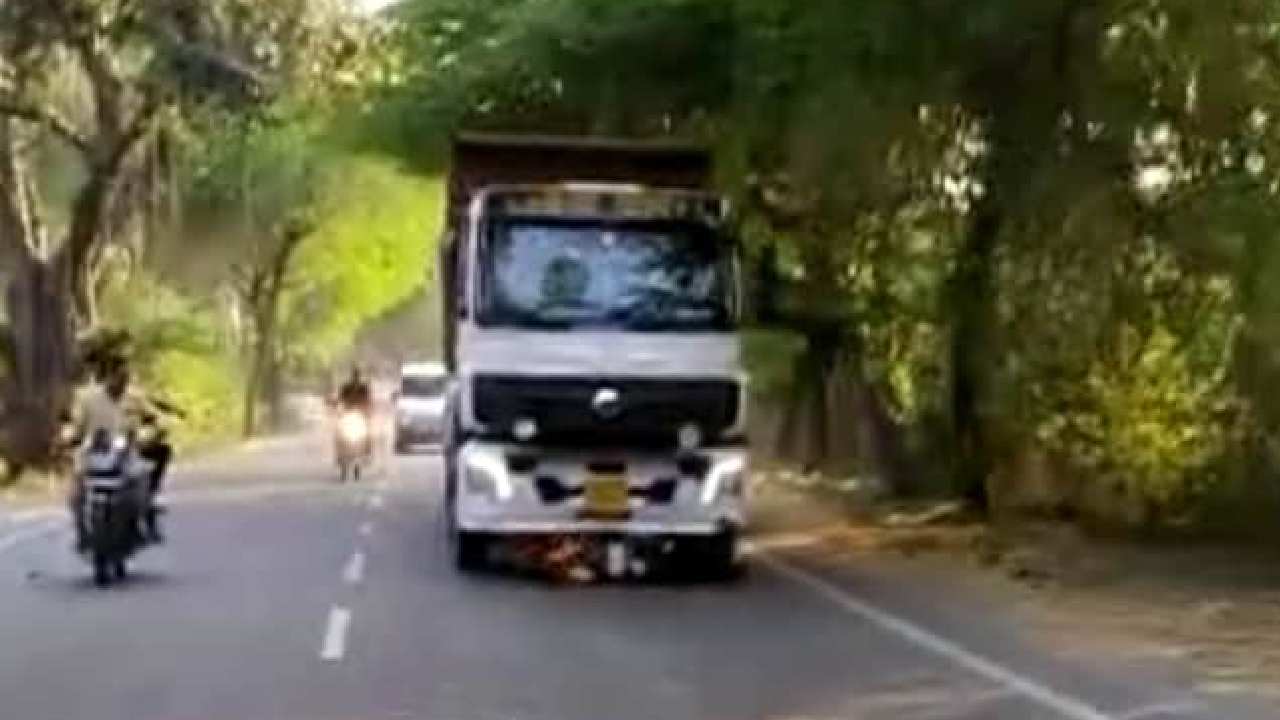 Hit And Drag Case: స్కూటర్ను ఢీకొన్న ట్రక్కు.. వృద్ధుడు, ఆరేళ్ల బాలుడు మృతి.. బాలుడి మృతదేహాన్ని రెండు కిలోమీటర్లు ఈడ్చుకెళ్లిన ట్రక్కు Hit And Drag Case: స్కూటర్ను ఢీకొన్న ట్రక్కు.. వృద్ధుడు, ఆరేళ్ల బాలుడు మృతి.. బాలుడి మృతదేహాన్ని రెండు కిలోమీటర్లు ఈడ్చుకెళ్లిన ట్రక్కు