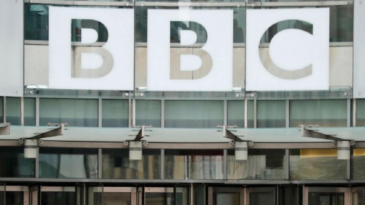 IT Raids On BBC: బీబీసీ ఆఫీసుల్లో మూడో రోజు కూడా కొనసాగుతున్న సోదాలు.. ఆఫీసులోనే అధికారుల నిద్ర IT Raids On BBC: బీబీసీ ఆఫీసుల్లో మూడో రోజు కూడా కొనసాగుతున్న సోదాలు.. ఆఫీసులోనే అధికారుల నిద్ర