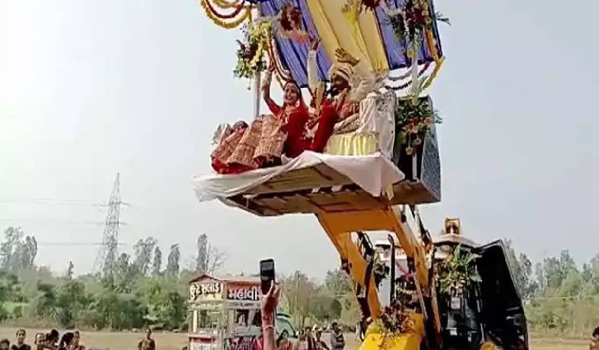 The bride and groom celebrated a wedding procession on JCB in Kalyari village of Navsari district of Gujarat state.