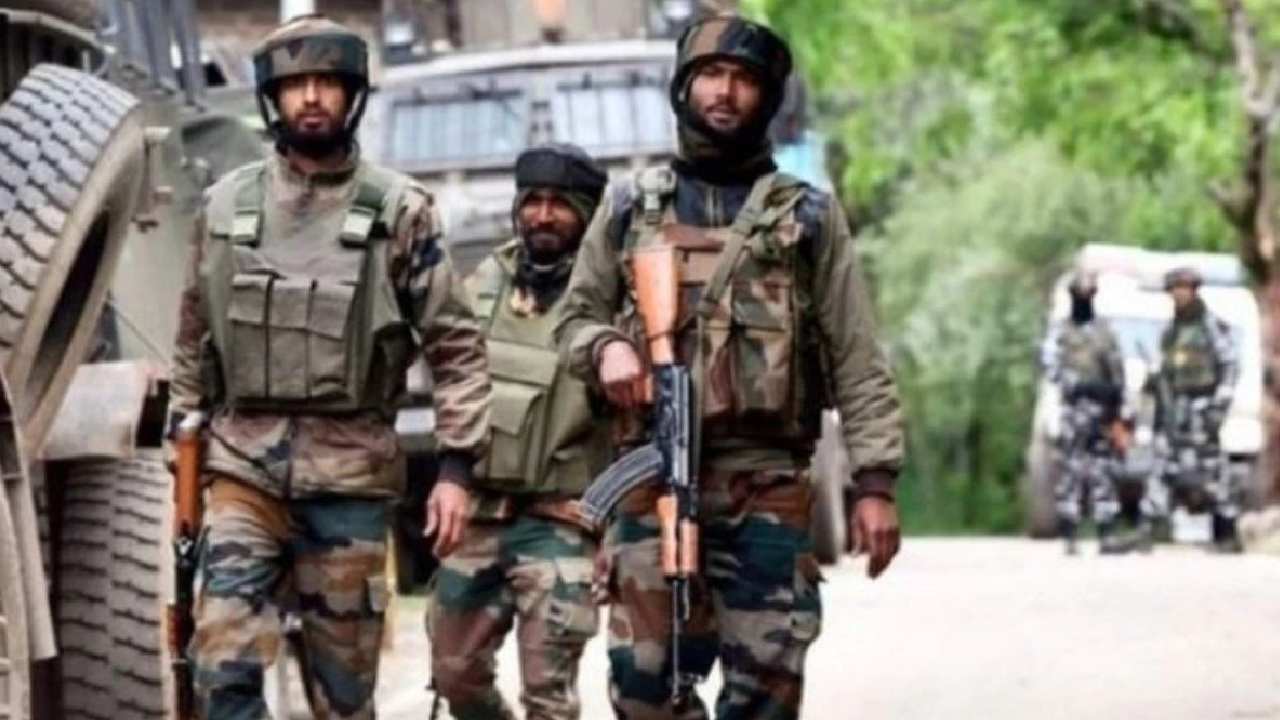 Jammu and Kashmir: జమ్మూలో కాశ్మీర్ పండిట్ హత్య.. తుపాకులతో కాల్చిన తీవ్రవాదులు Jammu and Kashmir: జమ్మూలో కాశ్మీర్ పండిట్ హత్య.. తుపాకులతో కాల్చిన తీవ్రవాదులు