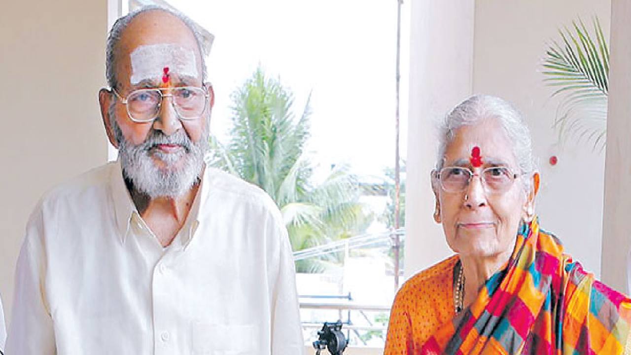 K Viswanath Wife passed away : ముగిసిన కె విశ్వనాథ్ సతీమణి అంత్యక్రియలు.. K Viswanath Wife passed away : ముగిసిన కె విశ్వనాథ్ సతీమణి అంత్యక్రియలు..