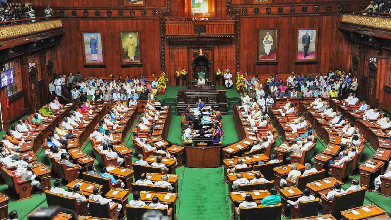 Karnataka: ఫ్యాక్టరీల్లో రాత్రిపూట మహిళలకు పని.. వారానికి నాలుగు రోజులే డ్యూటీ.. కొత్త చట్టం తెచ్చిన కర్ణాటక Karnataka: ఫ్యాక్టరీల్లో రాత్రిపూట మహిళలకు పని.. వారానికి నాలుగు రోజులే డ్యూటీ.. కొత్త చట్టం తెచ్చిన కర్ణాటక