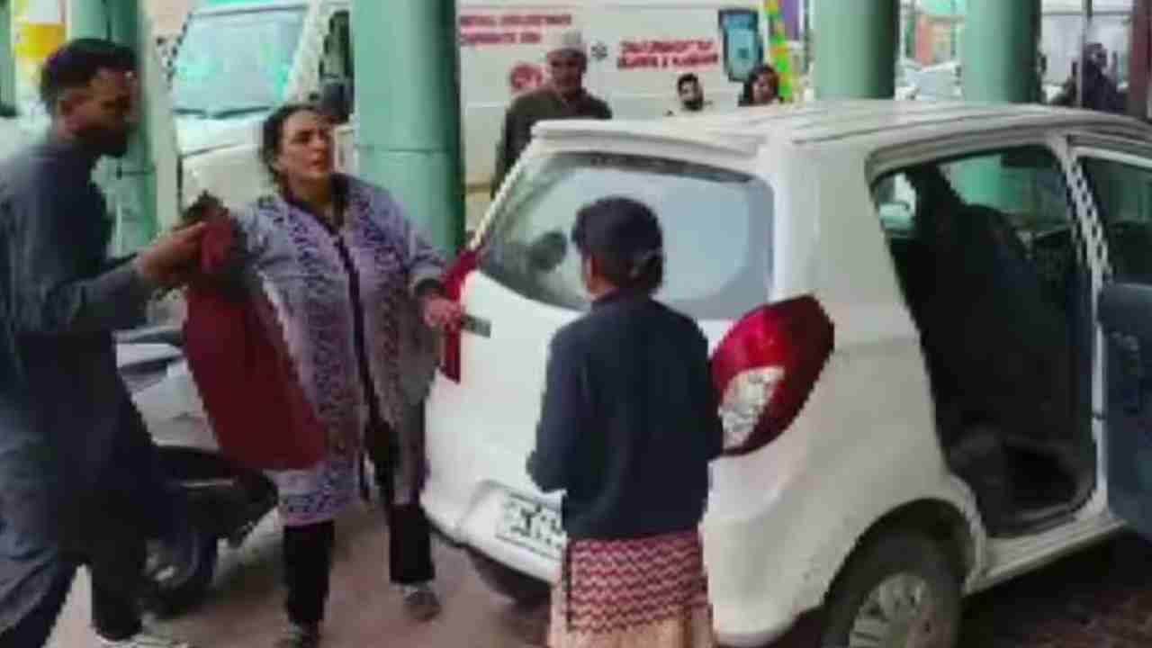 Kashmiri Pandit: జమ్ముకశ్మీర్లో ఉగ్రవాదుల కాల్పులు.. ఒకరు మృతి Kashmiri Pandit: జమ్ముకశ్మీర్లో ఉగ్రవాదుల కాల్పులు.. ఒకరు మృతి