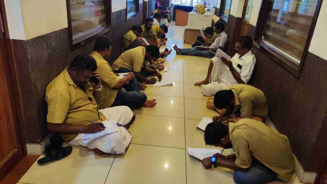 Kochi police: వెయ్యిసార్లు ఇంపోజిషన్ రాయించారు .. మద్యం మత్తులో బస్సులు నడిపిన డ్రైవర్లకు పోలీసులు వింత శిక్ష.. Kochi police: వెయ్యిసార్లు ఇంపోజిషన్ రాయించారు .. మద్యం మత్తులో బస్సులు నడిపిన డ్రైవర్లకు పోలీసులు వింత శిక్ష..