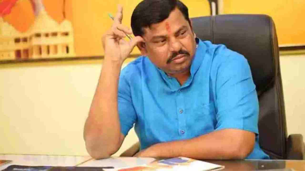 MLA Rajasingh: బుల్లెట్ ఫ్రూప్ వాహనంతో ప్రగతిభవన్కు రాజాసింగ్.. అరెస్టు చేసిన పోలీసులు MLA Rajasingh: బుల్లెట్ ఫ్రూప్ వాహనంతో ప్రగతిభవన్కు రాజాసింగ్.. అరెస్టు చేసిన పోలీసులు