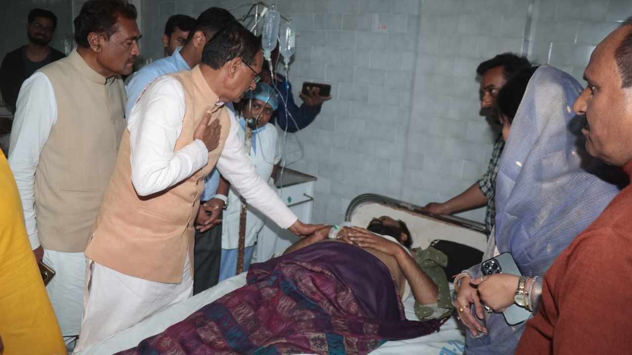 Madhya Pradesh Road Accident: అమిత్ షా సభ నుంచి తిరిగి వస్తుండగా ఘోర రోడ్డు ప్రమాదం.. 12 మంది మృతి Madhya Pradesh Road Accident: అమిత్ షా సభ నుంచి తిరిగి వస్తుండగా ఘోర రోడ్డు ప్రమాదం.. 12 మంది మృతి